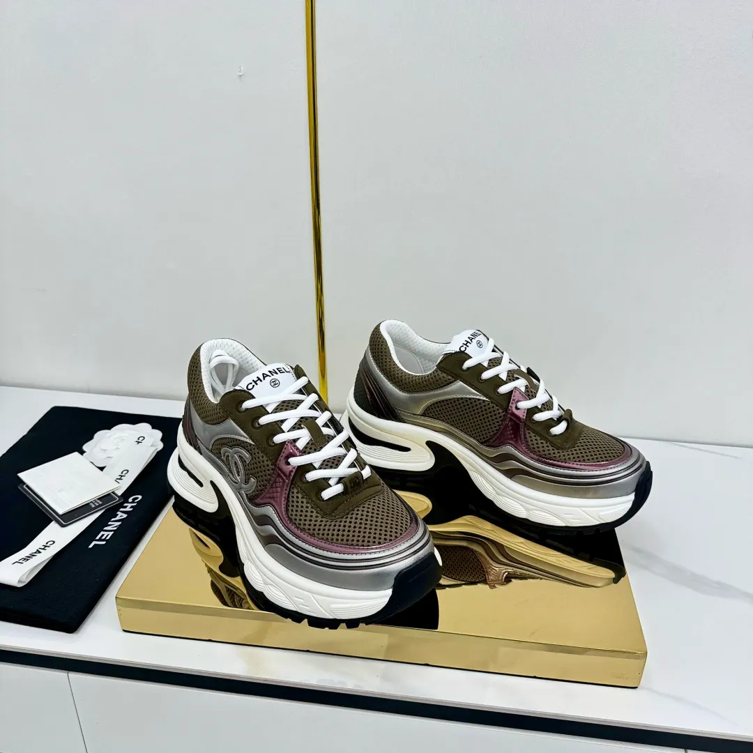 👟👟Ex-factory price 680👟👟 Upgraded version, upgraded version, upgraded version! No rebuttal accepted! ! ! ! Chanel Chanel panda shoes! 2025 counter's top casual sports shoes. This classic design; the upper is electro-embroidered with a variety of techniques; the outsole is fashionable and sporty; the unusual inclusion of a variety of color matching elements... The diversified mix and match is very good-looking and versatile, and can be used for leisure, fashion, sports, and outdoor... ꫛꫀꪝ Go➫ Materials: ❶Upper made of: original imported first-layer silk cowhide + original waterproof cloth + original first-layer cowhide ❷Inner lining: Original Yangli+Net ❸Outsole based on: Original TPU combination outsole Counter boutique packaging complete set for women 35–41 👉 👉 👉 👉